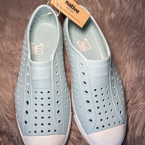 Native shoes, youth size 5, blue/white